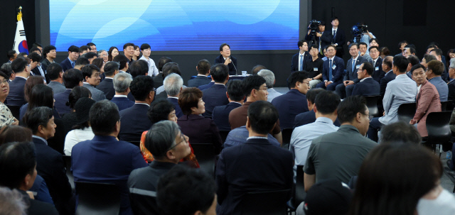 이재명 대통령이 25일 광주광역시 국립아시아문화전당에서 '광주시민·전남도민 타운홀미팅'을 하고 있다. 대통령실통신사진기자단= 연합뉴스.